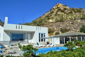 een wit huis met een berg op de achtergrond bij Luxury Villa Melissa in Ferma