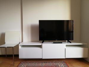 białe centrum rozrywki z telewizorem z płaskim ekranem w obiekcie Casa Carducci w mieście Turate