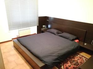1 dormitorio con 1 cama grande y cabecero de madera en Casa Carducci, en Turate