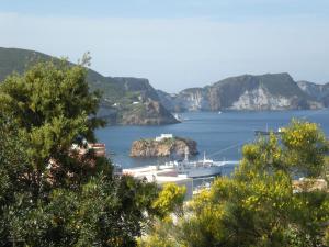 un crucero atracado en una bahía con montañas en Villa Pina, en Ponza