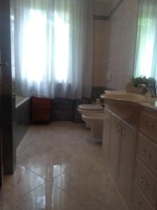 Monti Mare في سيرافيزا: حمام مع مرحاضين ومغسلة وحوض استحمام