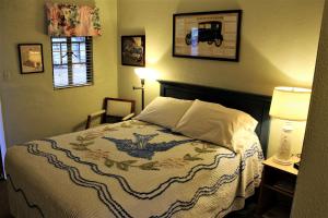 Кровать или кровати в номере Blue Swallow Motel