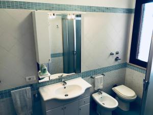 Vonios kambarys apgyvendinimo įstaigoje Appartamento BluOltreMare