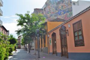 a street with a mural on the side of a building at Apartamento Sauco in Los Llanos de Aridane