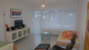 TV a/nebo společenská místnost v ubytování Ferienwohnung Zayetta Orange Cube Nr. 11a