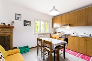 cocina con mesa y sillas en una habitación en il Casale di Nonno Guido, en Monterado