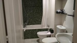 ein Badezimmer mit einem WC, einem Waschbecken und einer Badewanne in der Unterkunft Calle Herbolarios in Sevilla
