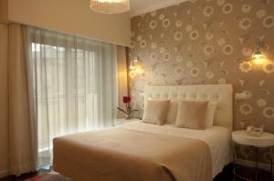 En eller flere senge i et værelse på Hotel Lagoa dos Pastorinhos