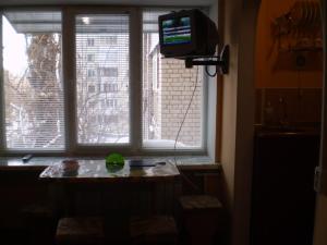 sala de estar con TV y ventana en НЕБОЛЬШАЯ СТУДИЯ проспект Центральный 124А WI-FI 2 дивана 3 этаж 9 этажного дома, en Mykolaiv