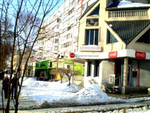 una calle cubierta de nieve frente a un edificio en НЕБОЛЬШАЯ СТУДИЯ проспект Центральный 124А WI-FI 2 дивана 3 этаж 9 этажного дома, en Mykolaiv