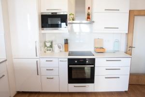 Kuchyňa alebo kuchynka v ubytovaní Prostorný 3 pokojový apartmán s dvěma terasami
