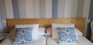 A bed or beds in a room at Catapeixe Holiday Apartments