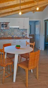 A kitchen or kitchenette at Catapeixe Holiday Apartments