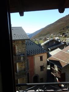 einen Blick aus dem Fenster einer Stadt mit Gebäuden in der Unterkunft les Millefonds in Valdeblore