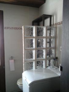 ein Badezimmer mit einem weißen Waschbecken und einem WC in der Unterkunft les Millefonds in Valdeblore