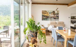 salon ze stołem i jadalnią w obiekcie Ferienappartement Vastu w mieście Pflach