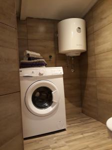 pralka i suszarka w małej łazience w obiekcie Romantic w Sarajewie