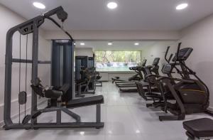 Fitness centrum a/nebo fitness zařízení v ubytování Ionion Beach Apartment Hotel & Spa
