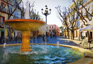 カディスにあるRincón en el Mentideroの通りの中間の噴水