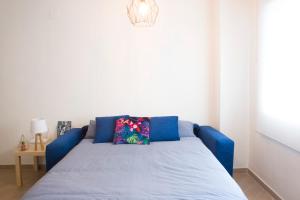 トレビエハにある32 Calle Maldonadoの青いソファ付きの客室のベッド1台