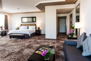 Postel nebo postele na pokoji v ubytování Kenzi Tower Hotel