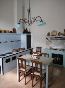 Kuchyňa alebo kuchynka v ubytovaní Palazzo Pio Apartment + 14 fotografií