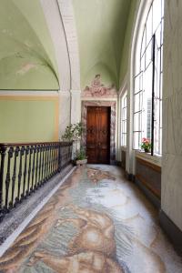 un corridoio con un grande dipinto al piano di un edificio di Palazzo Pio Apartment a Lecce