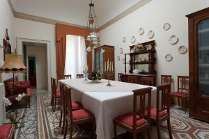 Posedenie v ubytovaní Palazzo Pio Apartment