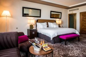 Postel nebo postele na pokoji v ubytování Kenzi Tower Hotel