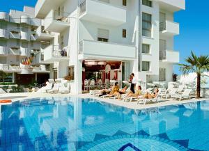 Bazén v ubytování Hotel Giovanella nebo v jeho okolí