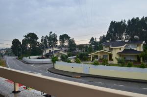 uma vista para a rua a partir de uma varanda com casas em Apartamento Arosa em Santa Maria da Feira