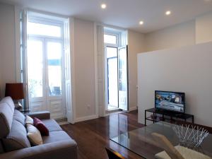 un soggiorno con divano e TV di Cool Terrace Apartment a Porto