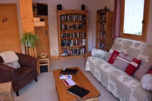 een woonkamer met een bank en een salontafel bij Apartment La Tibolire in Sixt