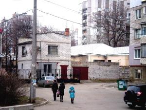a group of people walking down a street at 1 КОМ КВАРТИРА 1 ЭТАЖ 3 дивана, WI-FI, центр города, САДОВАЯ-ЧКАЛОВА "СИЛЬПО" и "АТБ" отдельный дом 2 этажа in Mykolaiv