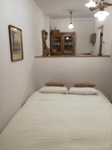 Cama en habitación con 2 almohadas en Pokój z widokiem, en Cracovia
