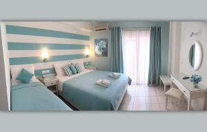 Кровать или кровати в номере Haris Hotel Apartments and Suites