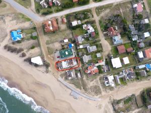 帕洛瑪的住宿－Las Olas Aparts，海滩上房屋的空中景致