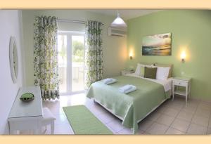 Кровать или кровати в номере Haris Hotel Apartments and Suites