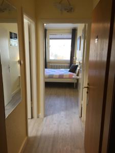 een kamer met een bed, een raam en een deur bij Haus Solymar App. 59 in Grömitz