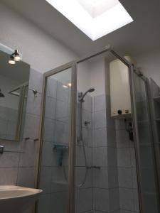 y baño con ducha y lavamanos. en Haus Solymar App. 59, en Grömitz
