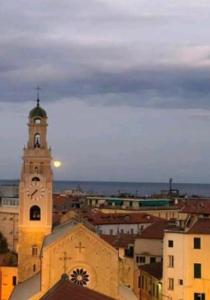 un bâtiment avec une tour d'horloge en haut dans l'établissement Appartamento Bellavista, à Sanremo