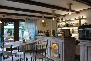 una sala da pranzo con tavolo e un bar con sedie di Jolly Residence a Bormio