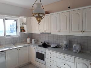 A kitchen or kitchenette at Sea view,big and comfortable appartment in Voula