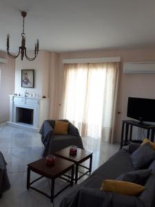 A television and/or entertainment centre at Sea view,big and comfortable appartment in Voula