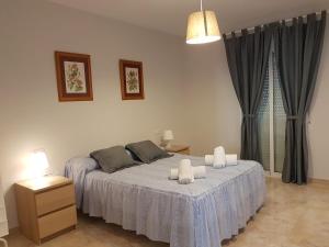 バレンシアにあるBiancaのベッドルーム1室(白いシーツと枕のベッド1台付)