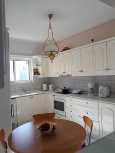 A kitchen or kitchenette at Sea view,big and comfortable appartment in Voula