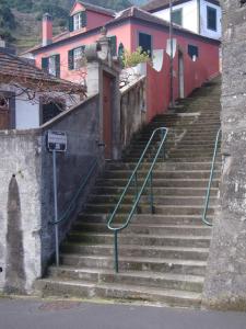 un escalier menant à un bâtiment dans l'établissement Casa do João da Eira, à Seixal