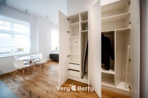 Fotografia z galérie ubytovania Very Berry - Orzeszkowej 14 - MTP Apartment, parking, check in 24h v Poznani