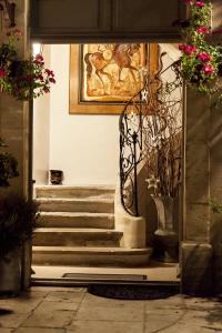 - un accès à un bâtiment avec des escaliers et un tableau dans l'établissement Manoir Sainte Victoire, à Bayeux