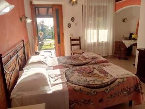 2 camas individuales en una habitación con ventana en Agriturismo Da Paola, en Marsiliana
